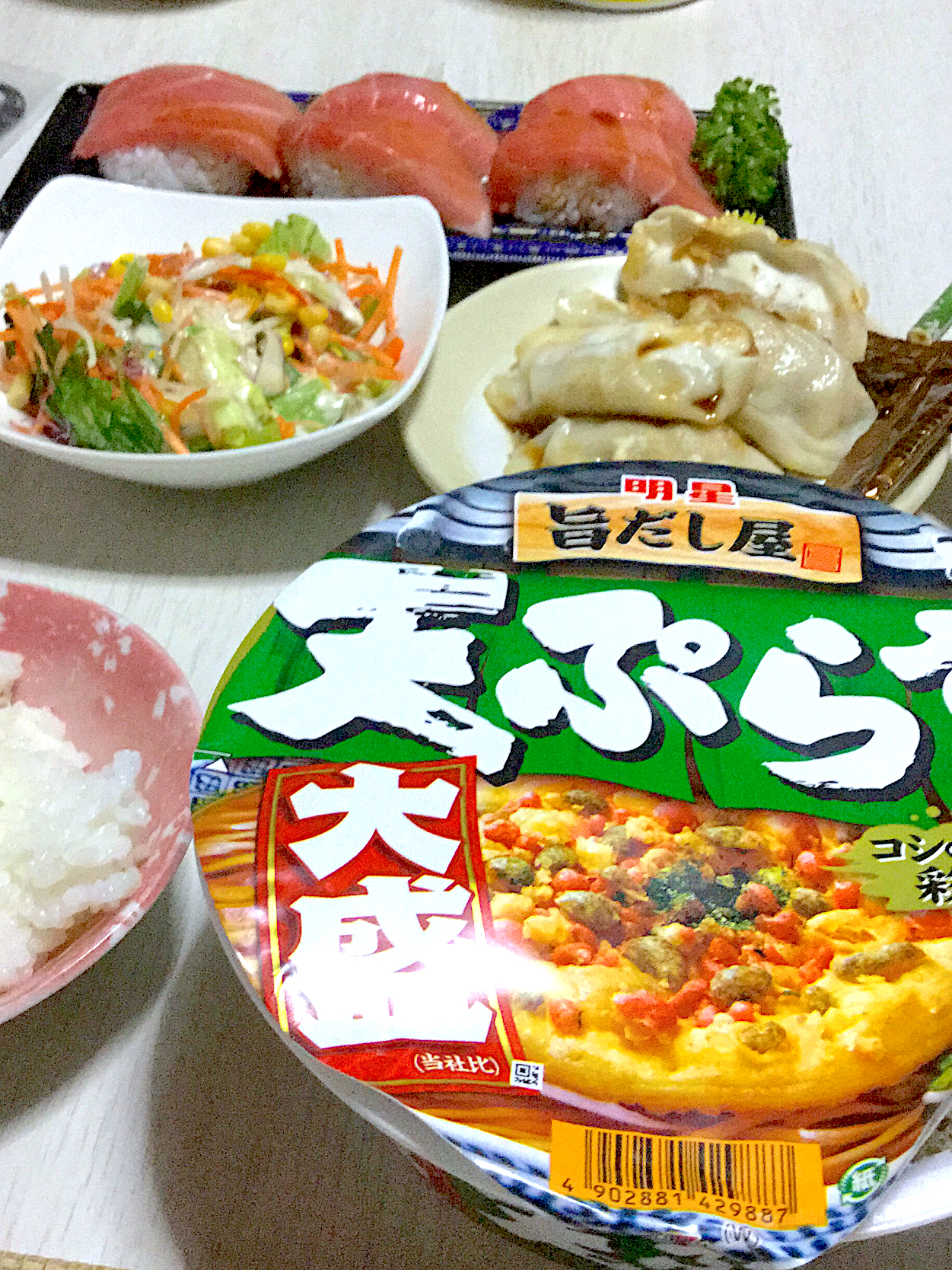 作りたくない日の晩御飯、天ぷら蕎麦、あるものサラダ、お土産お寿司、餃子