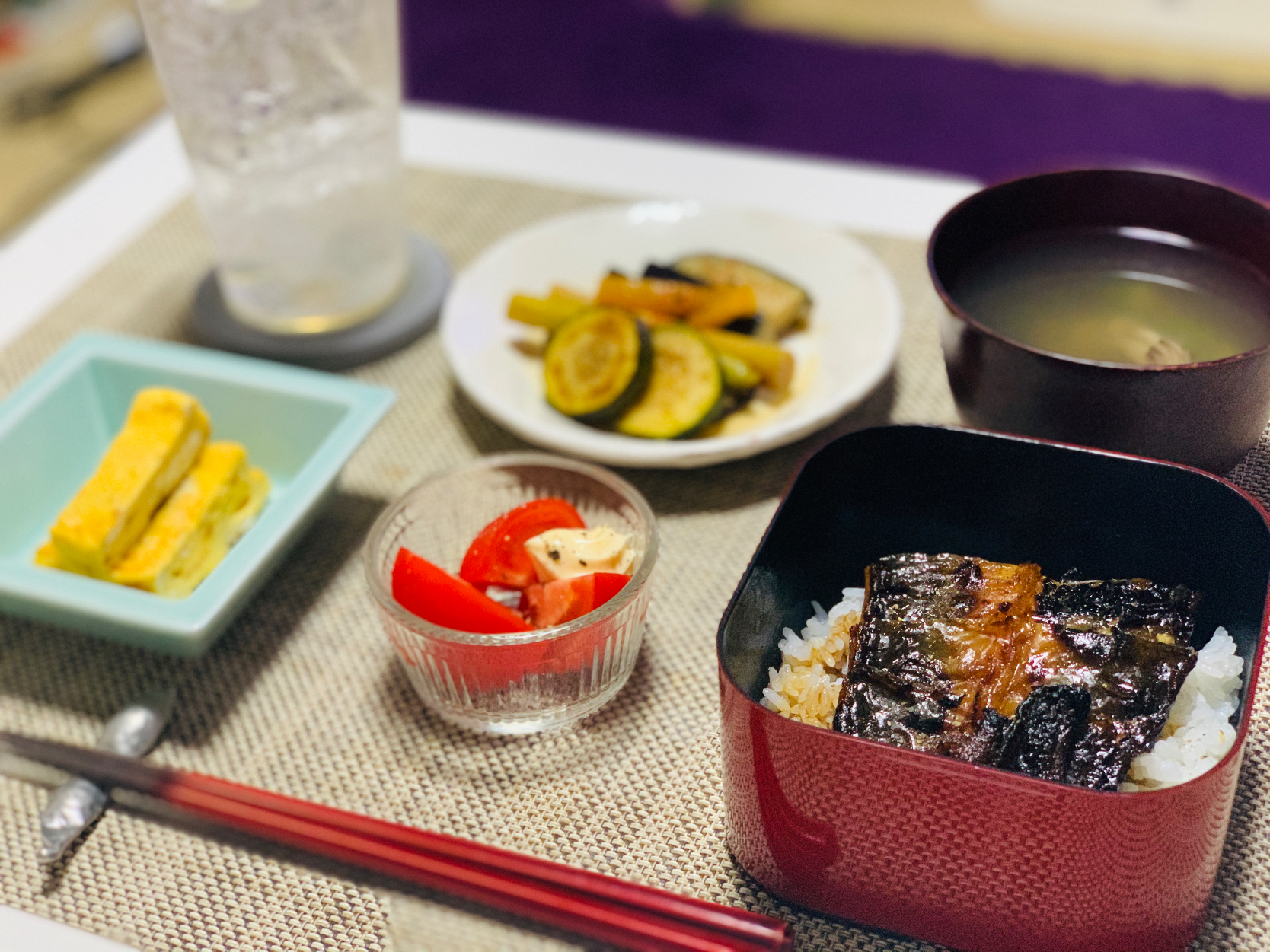 ばんごはん。うな丼、冷やしトマト、玉子焼き、夏野菜の焼き浸し、お吸い物。