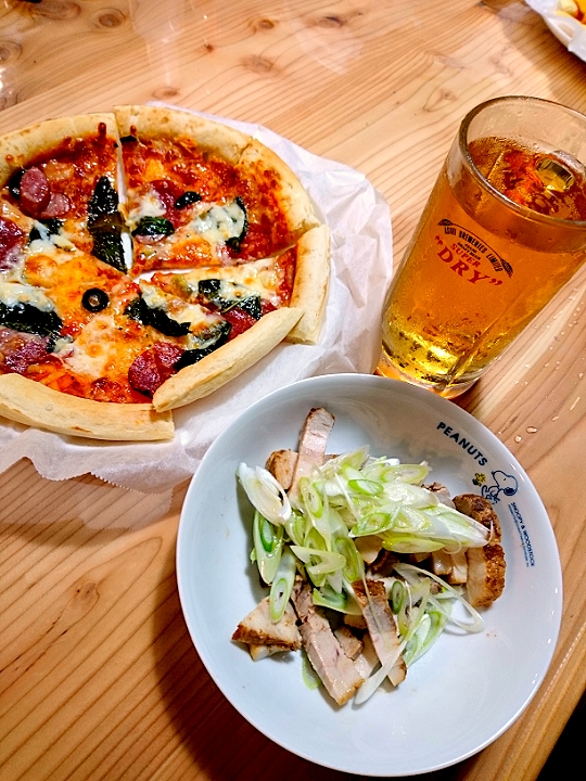 ピザとネギチャーシューとビール🍻