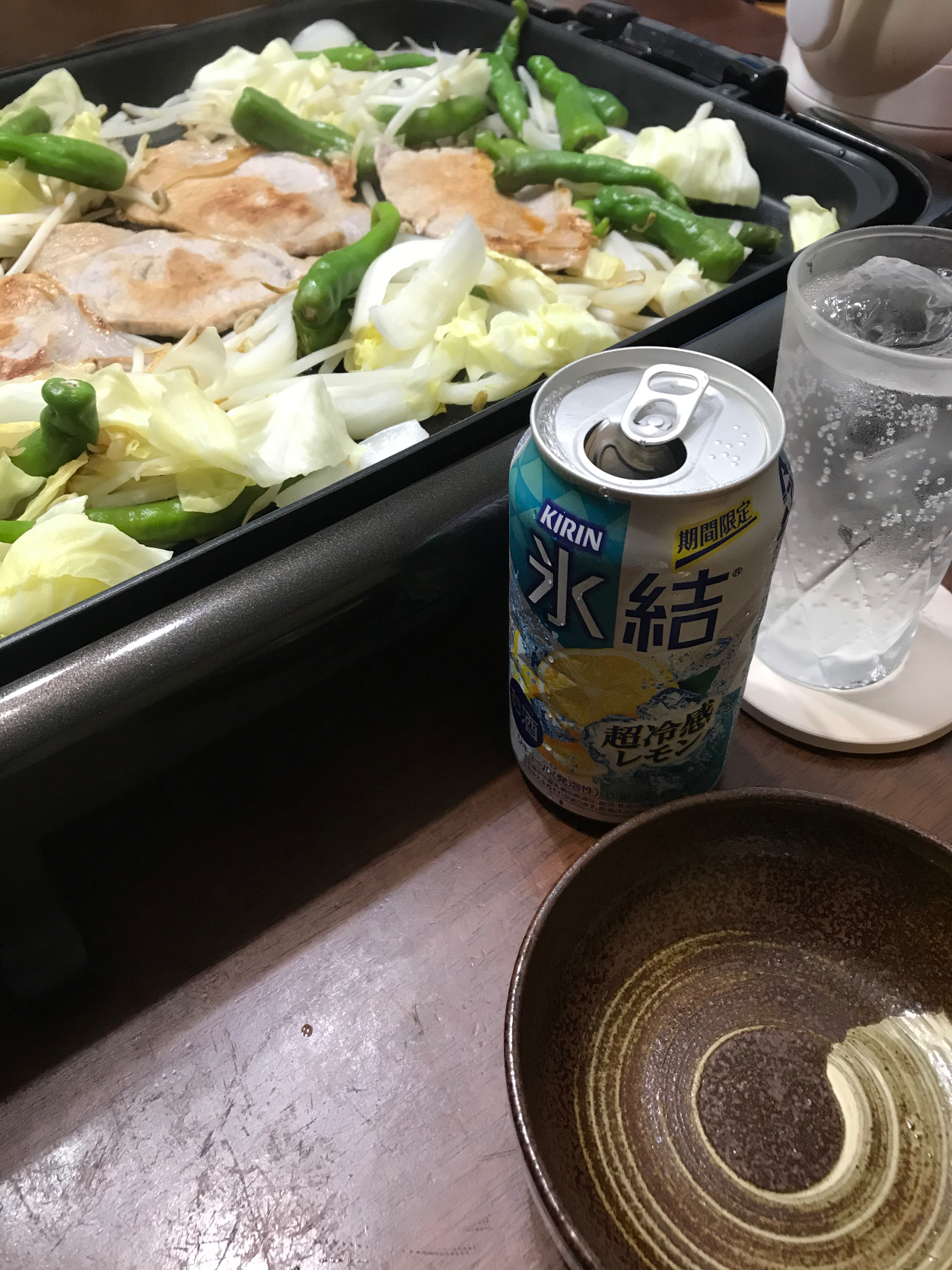 昨夜は野菜室の整理を兼ねて焼肉に。レモンサワーと共に。