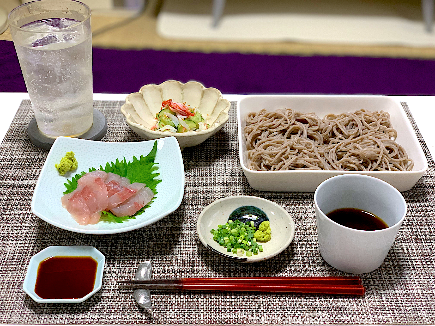 ばんごはん。暑いのでお蕎麦、お刺身、酢の物。