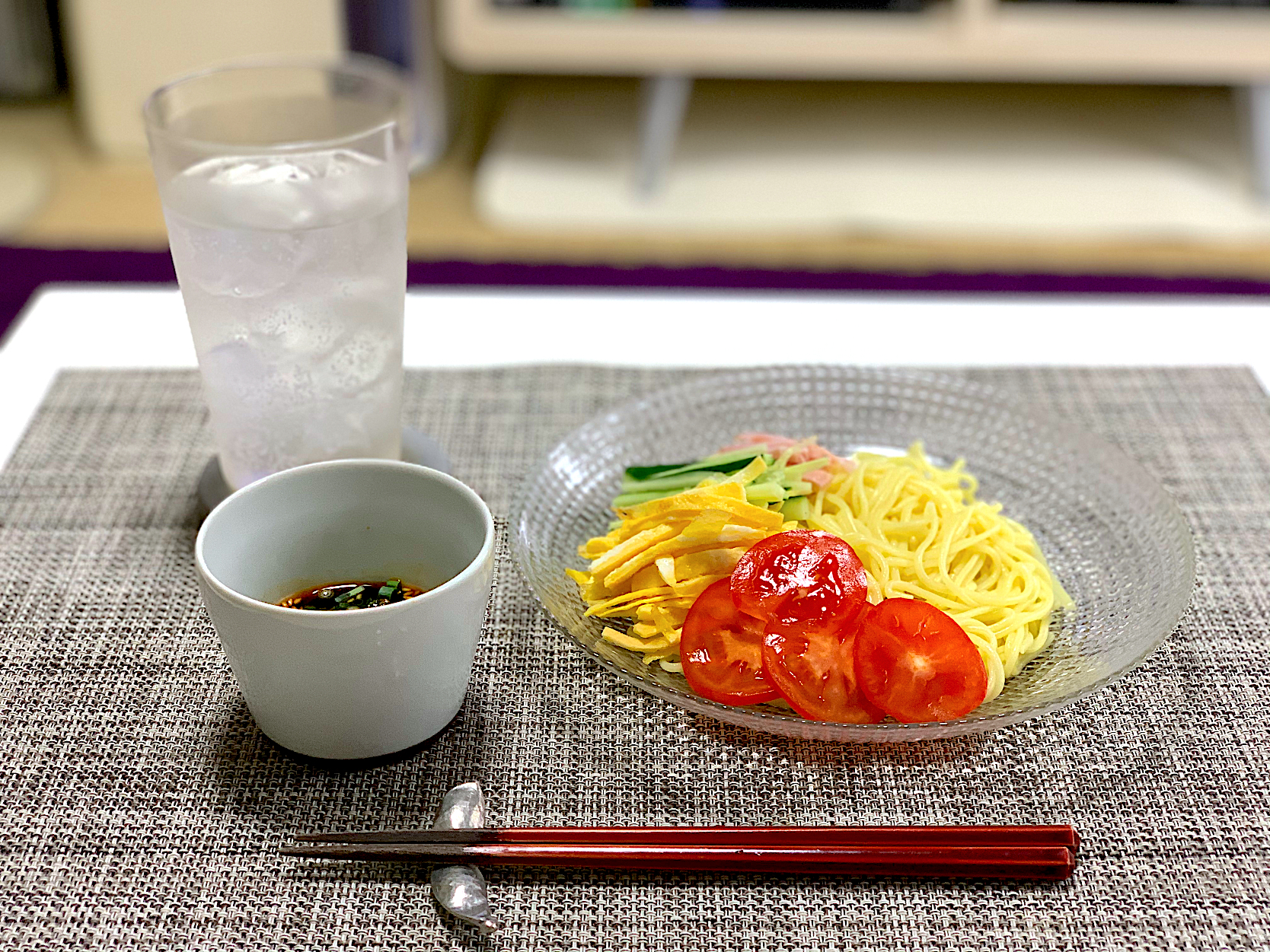 お昼ごはん。つけ冷麺。冷麺だれを水で割ってごま油、ラー油、ごまとネギを加えました。