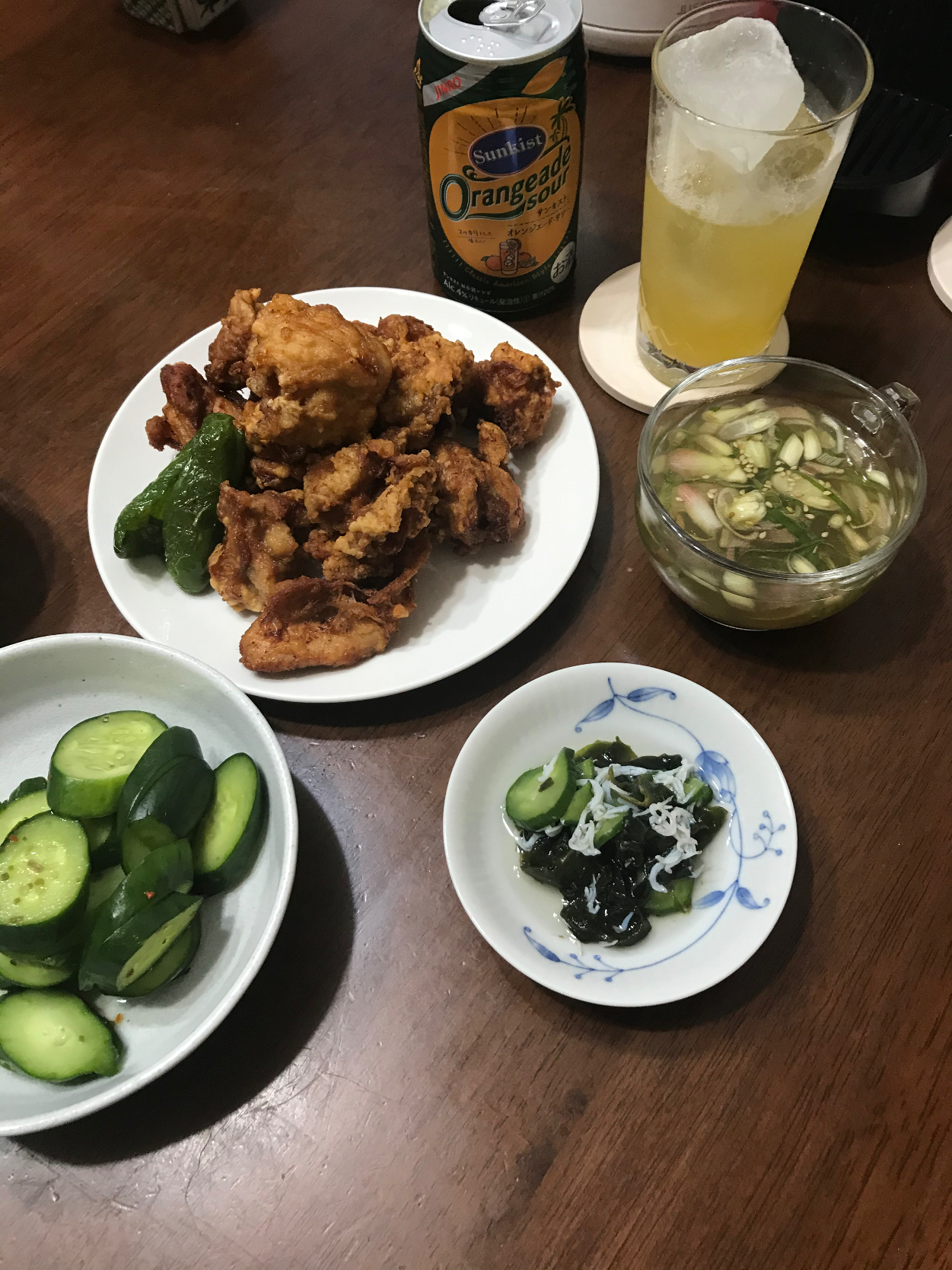 今宵はこんな感じ　鳥の唐揚げ、きゅうりとわかめの酢の物など　サンキストオレンジエードサワー、レモネードサワーと共に。