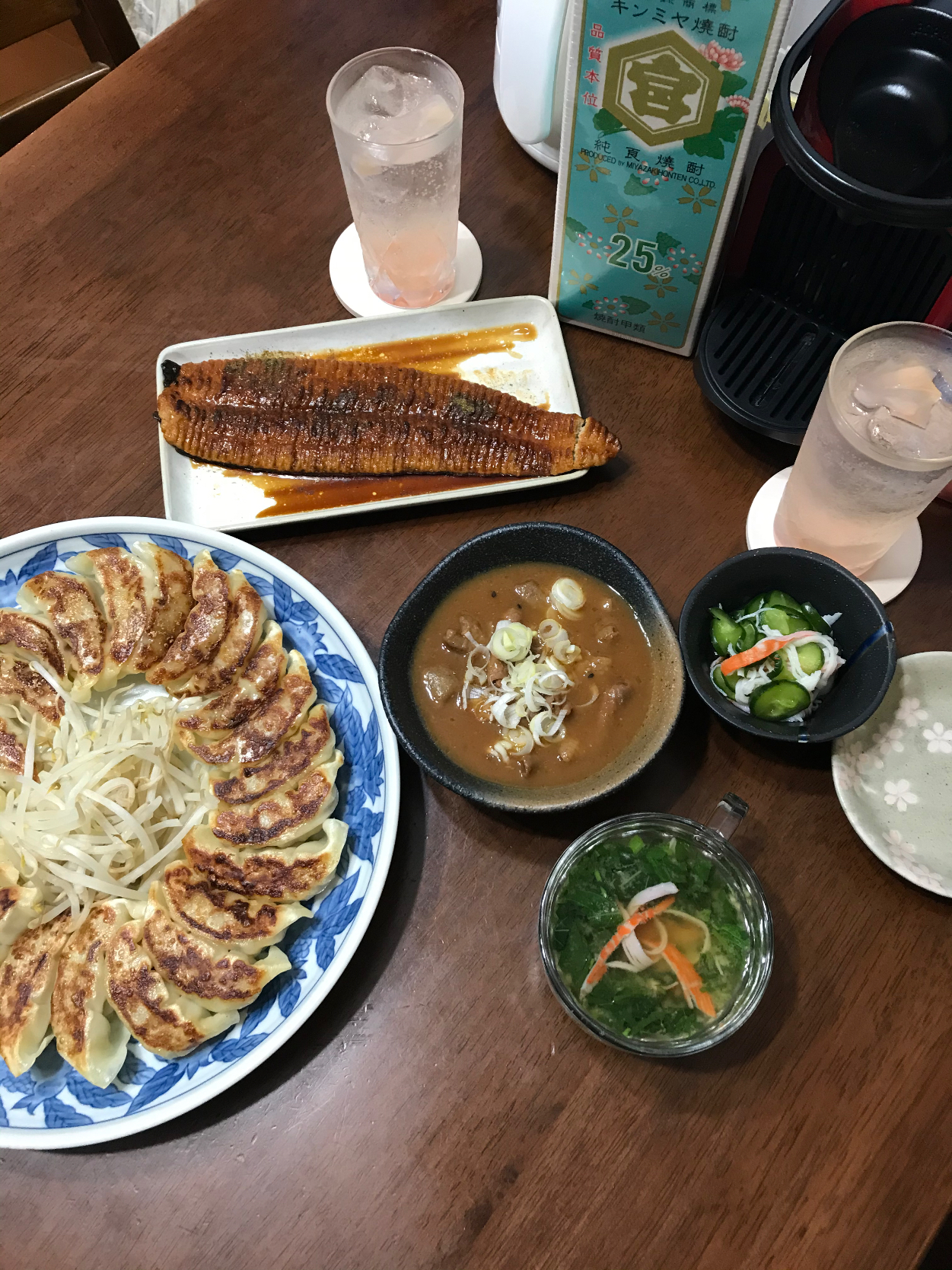 今宵はこんな感じ。浜松餃子、もつ煮、きゅうりとカニカマの酢の物、うな次郎（長いやつがあって思わず購入）など。ガリチューと共に。