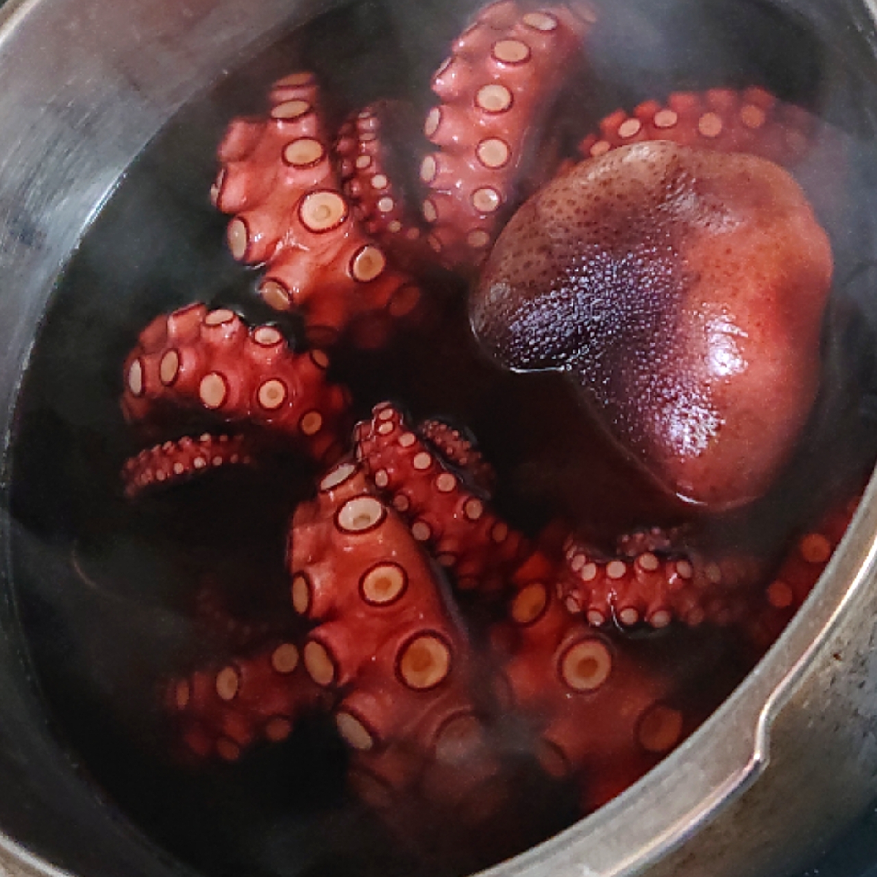 明石の大🐙釣って来てくれまさしたが、
かなり大きいので深鍋で🐙
🐙の匂いが充満しております💦💦