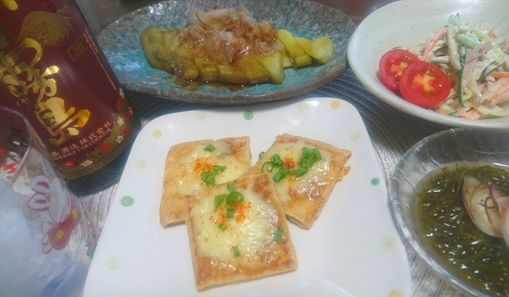 おうち居酒屋🏮

 油揚げチーズ✴️
 ごぼうサラダ🌱
 焼きナス🍆
 めかぶ酢
 
 赤霧島🍶でかんぱ～い