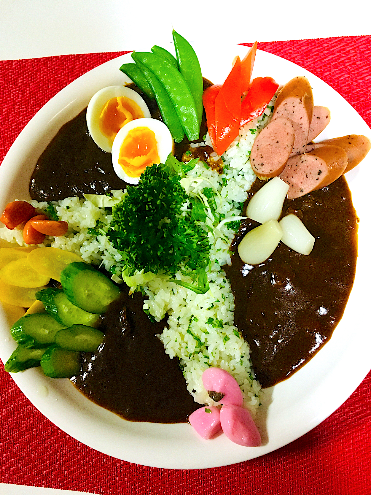 サラダカレー🍛🥗パセリ入りオリーブオイルソテーライスを仕切りにしてみました笑笑💕三種のカレーと行きたかったが笑笑😂レトルトのビーフカレーでパパッと仕上げました笑笑^_^❤️＃サラダカレー＃カレーライス＃業務スーパー＃お肉がごろっとビーフカレー＃手抜き料理＃簡単料理