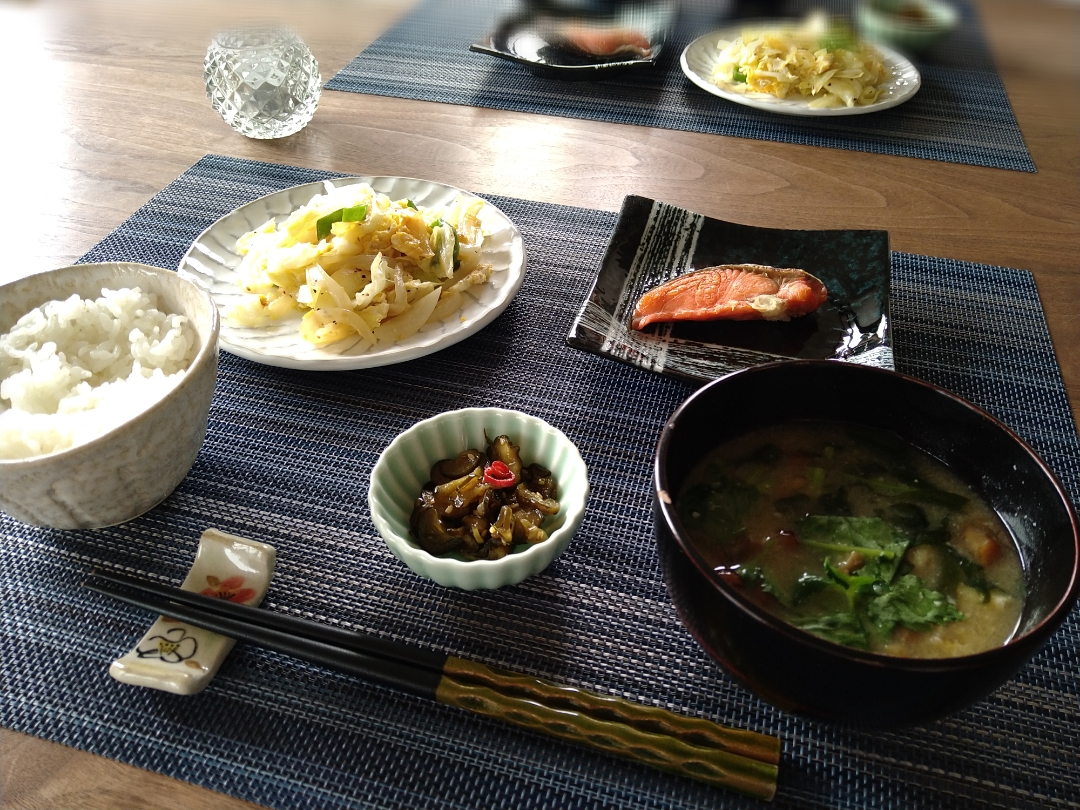 野菜炒めのある食卓