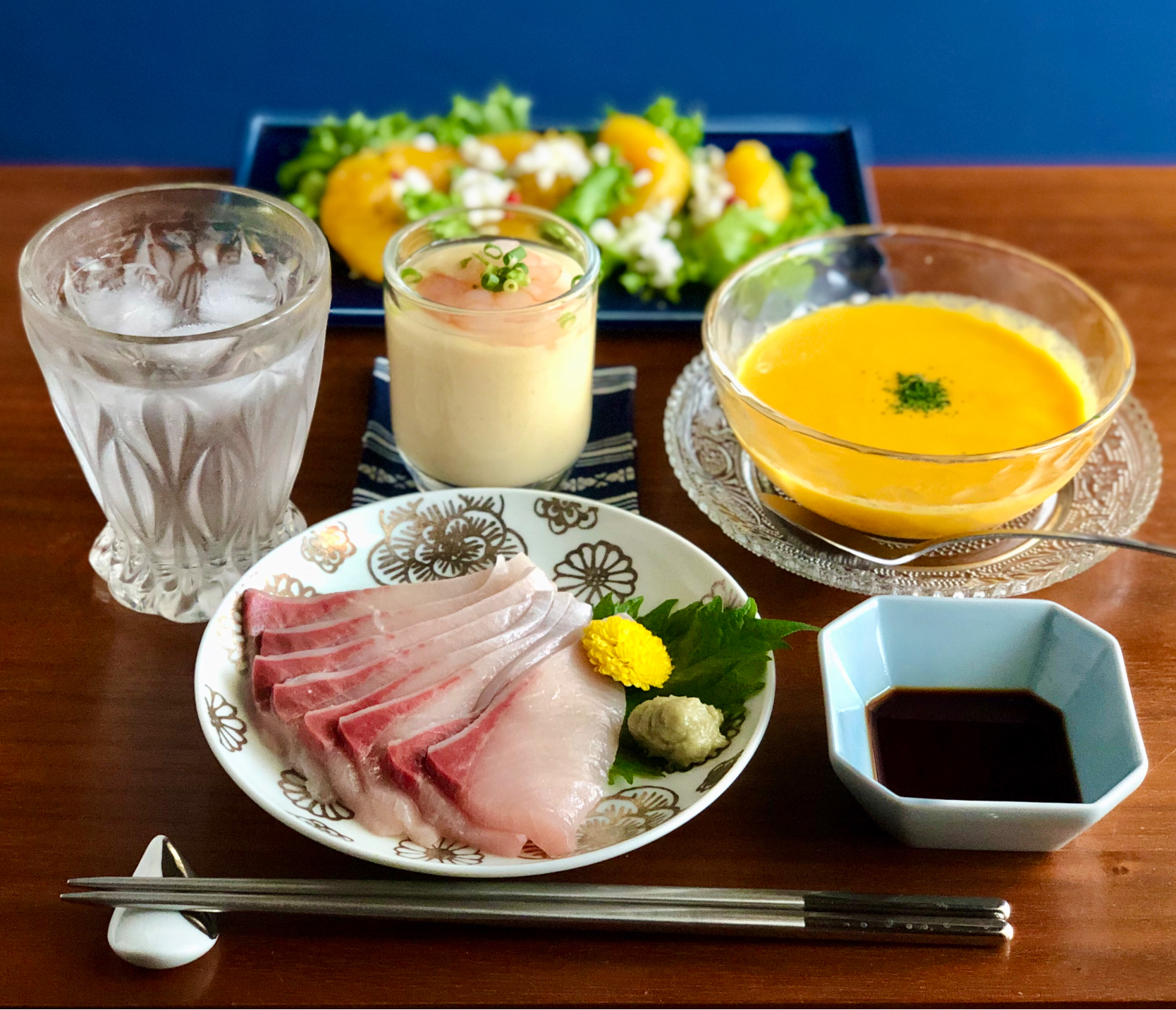 鰤刺身、茶碗蒸し、冷製人参スープ、オレンジとカッテージのサラダ　　　　　　Yellowtail sashimi、Savory egg custard、Cold carrot soup、Orange and cottage cheese salad