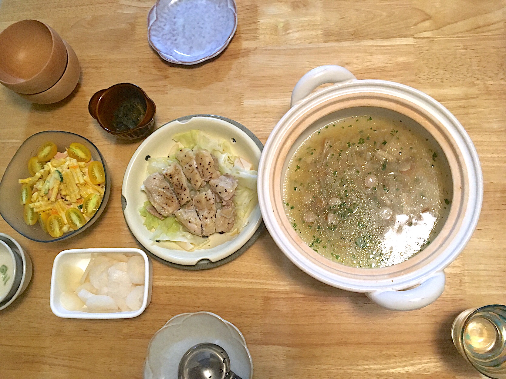 長谷園のヘルシー蒸し鍋で🍀シンプル蒸し鶏と野菜スープ(ピリ辛タレ、ゴマだれで)、マカロニサラダ、ゆずべったら漬け( ´͈ ᗨ `͈ )◞♡⃛