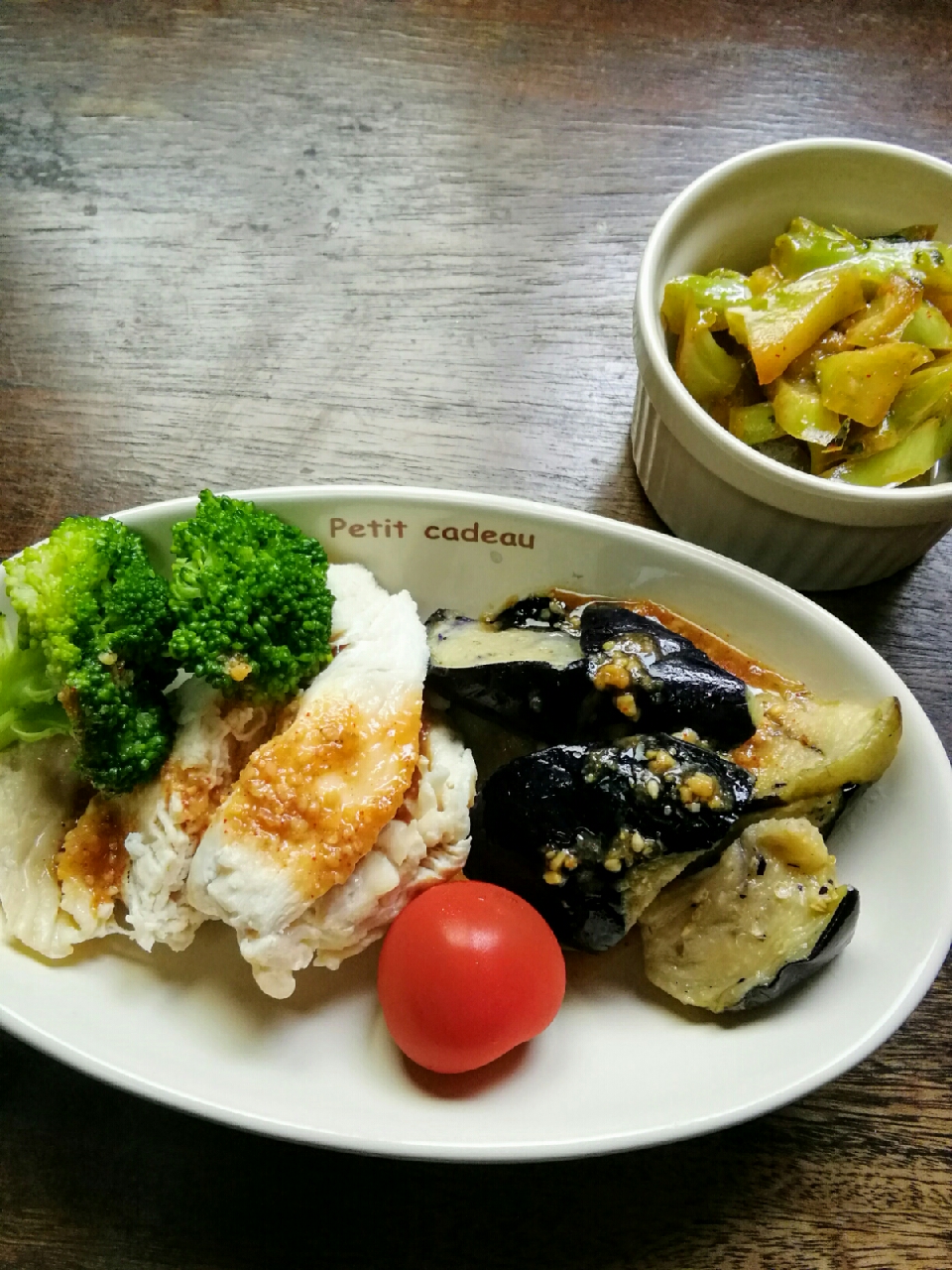 鶏むね肉の蒸し鶏とブロッコリーの茎のきんぴら