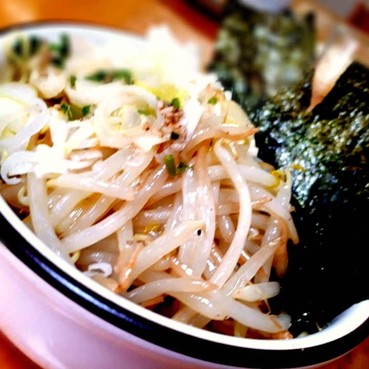 〆ラー  ネギとモヤシの豚骨醤油ラーメン