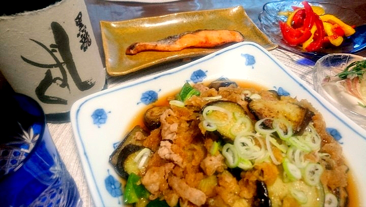 おうち居酒屋🏮
   
  ナス🍆と豚肉のおろしポン酢
  パプリカのピクルス✴️
  焼き鮭🐟
  冷奴
  
    黒龍 しずく🍶でかんぱ～い😆