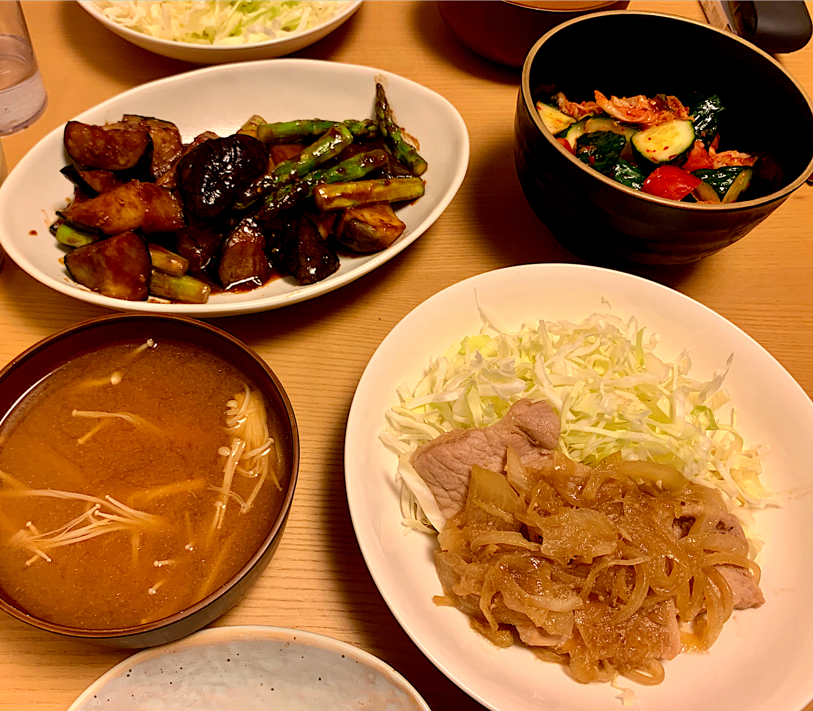 昨日:豚の生姜焼き、茄子とアスパラの味噌炒め、きゅうりとトマトのごまキムチ、味噌汁