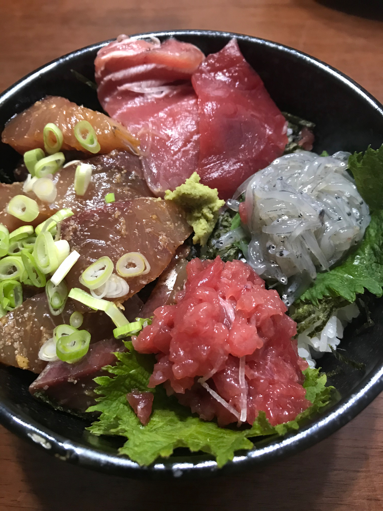 生まぐろ、生しらす、ゴマイナダで海鮮丼