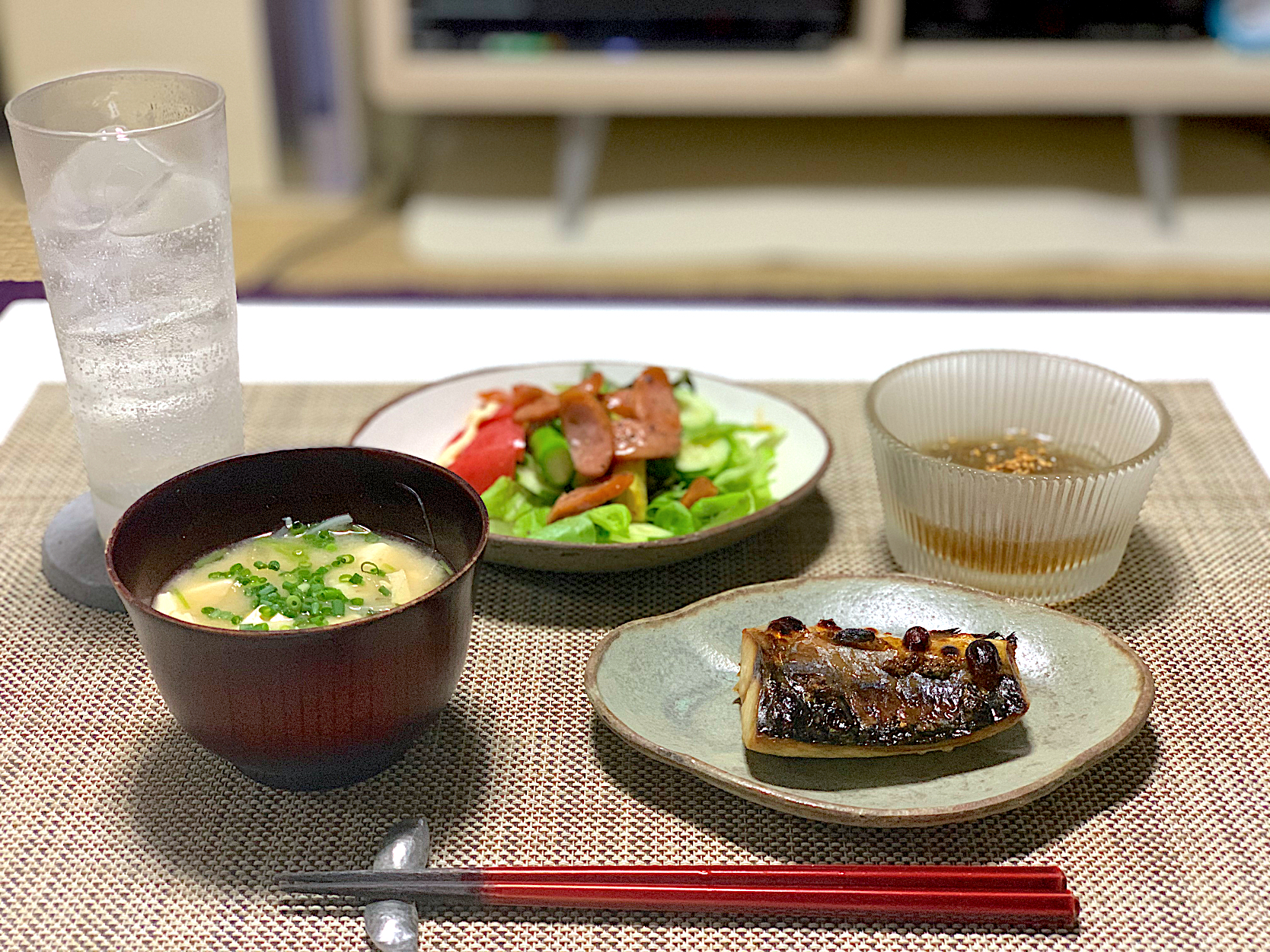 ばんごはん。鯖の塩焼き、アスパラとソーセージのソテー、ところてん、豆腐と三ツ葉のお味噌汁。