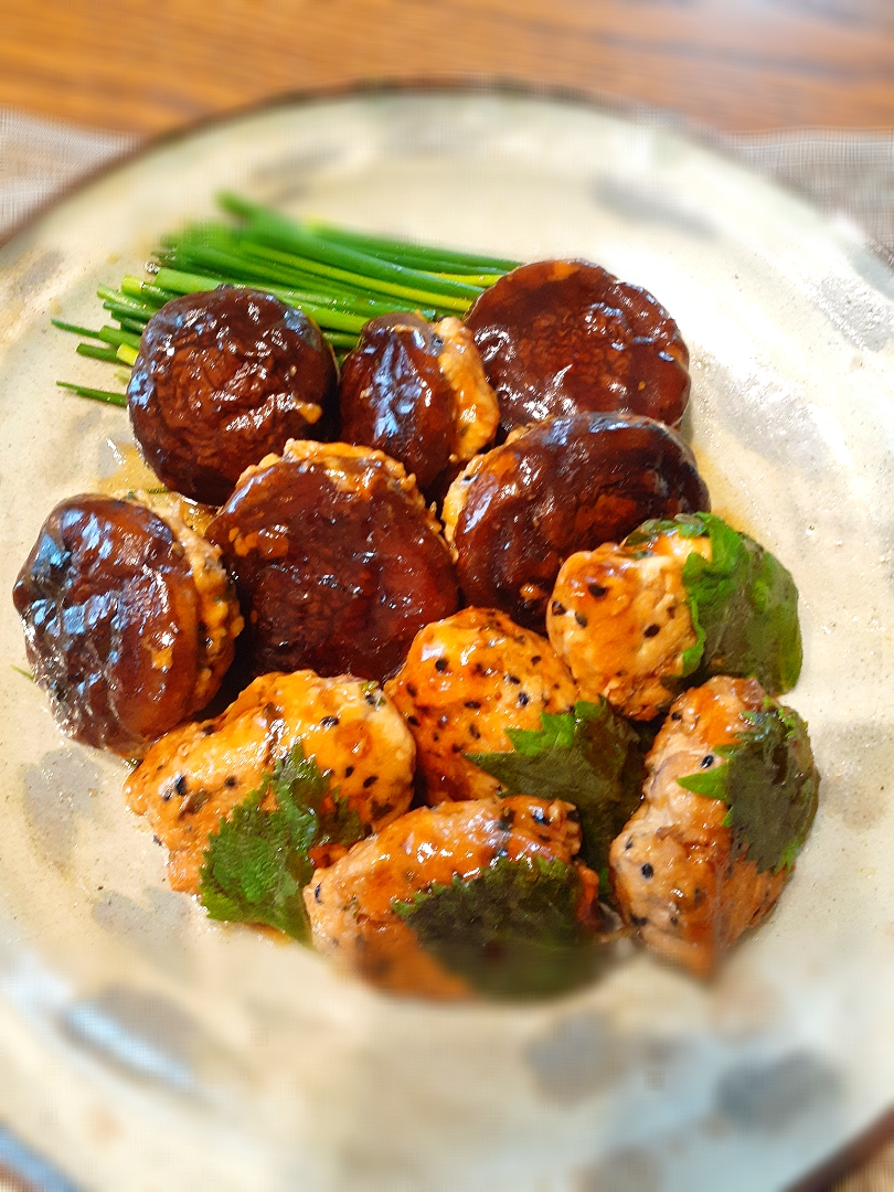 椎茸と青紫蘇の鶏つくね照り焼き☺️
「愛して菜」という極細葱添え