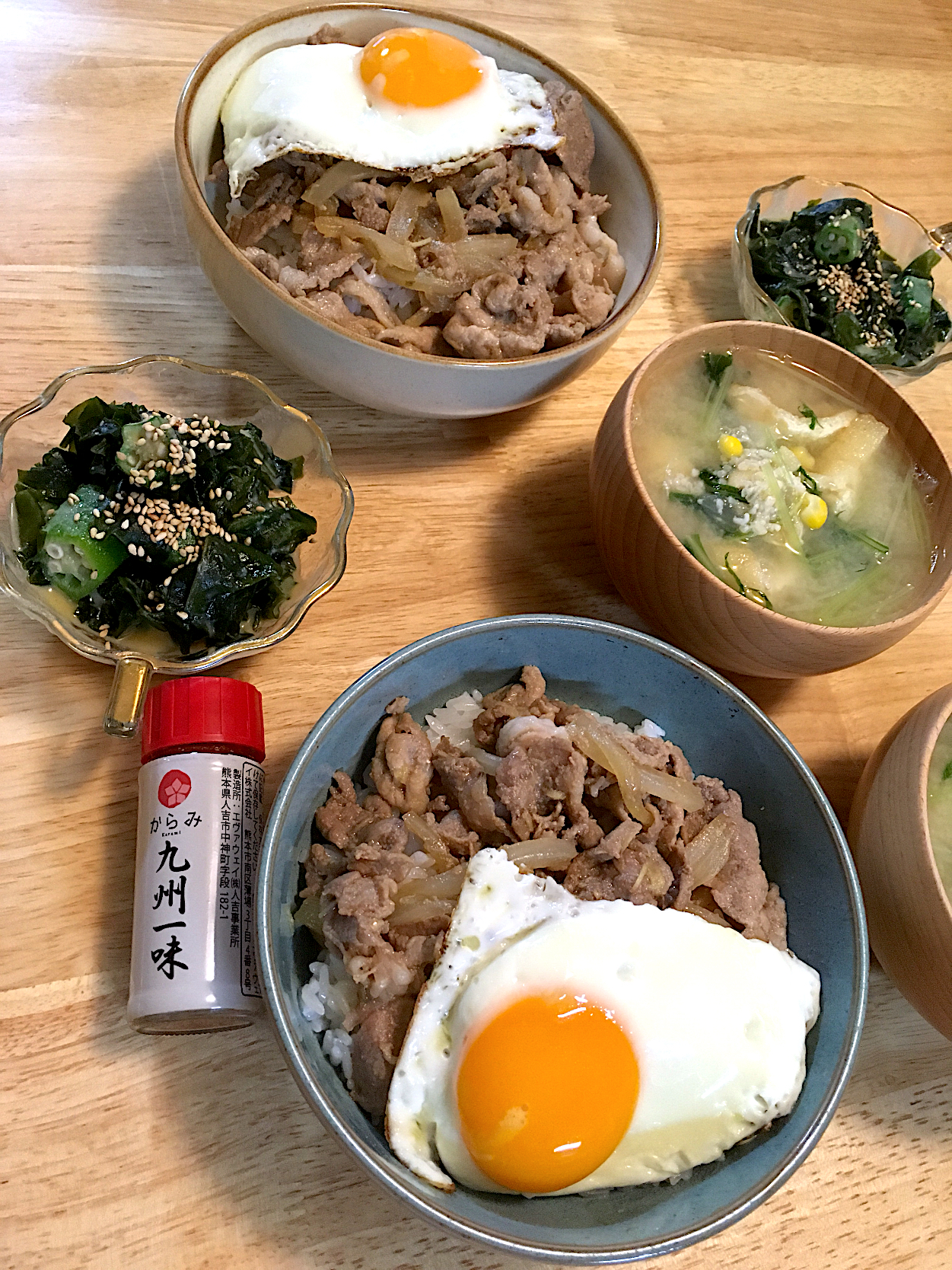 昨日の晩ゴハン😽豚丼、オクラとワカメの辛子酢味噌和え、とうもろこし🌽と油揚げのお味噌汁(´◡`๑)