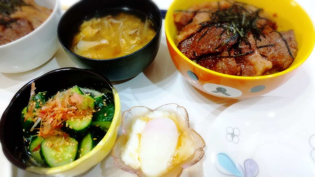 夕食(*^^*)
牛&豚焼肉丼
なすの甘辛炒め
温泉卵
きゅうりの浅漬け
舞茸と卵ともやしのとろみスープ