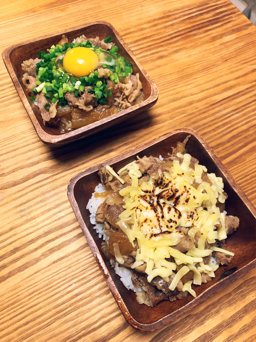 ネギたま牛丼と炙りチーズ牛丼