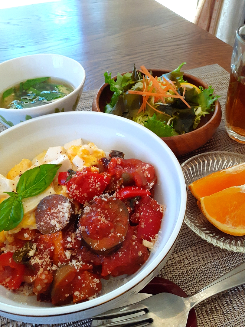 ラタトゥイユ丼☺️
ワカメサラダ
つるむらさきとオクラのお味噌汁
バレンシアオレンジ