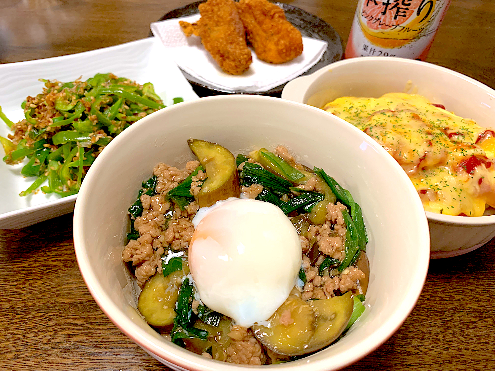 ナスとニラとひき肉のあんかけ丼、おかかピーマン、じゃがいものチーズ焼き、骨無しフライドチキン