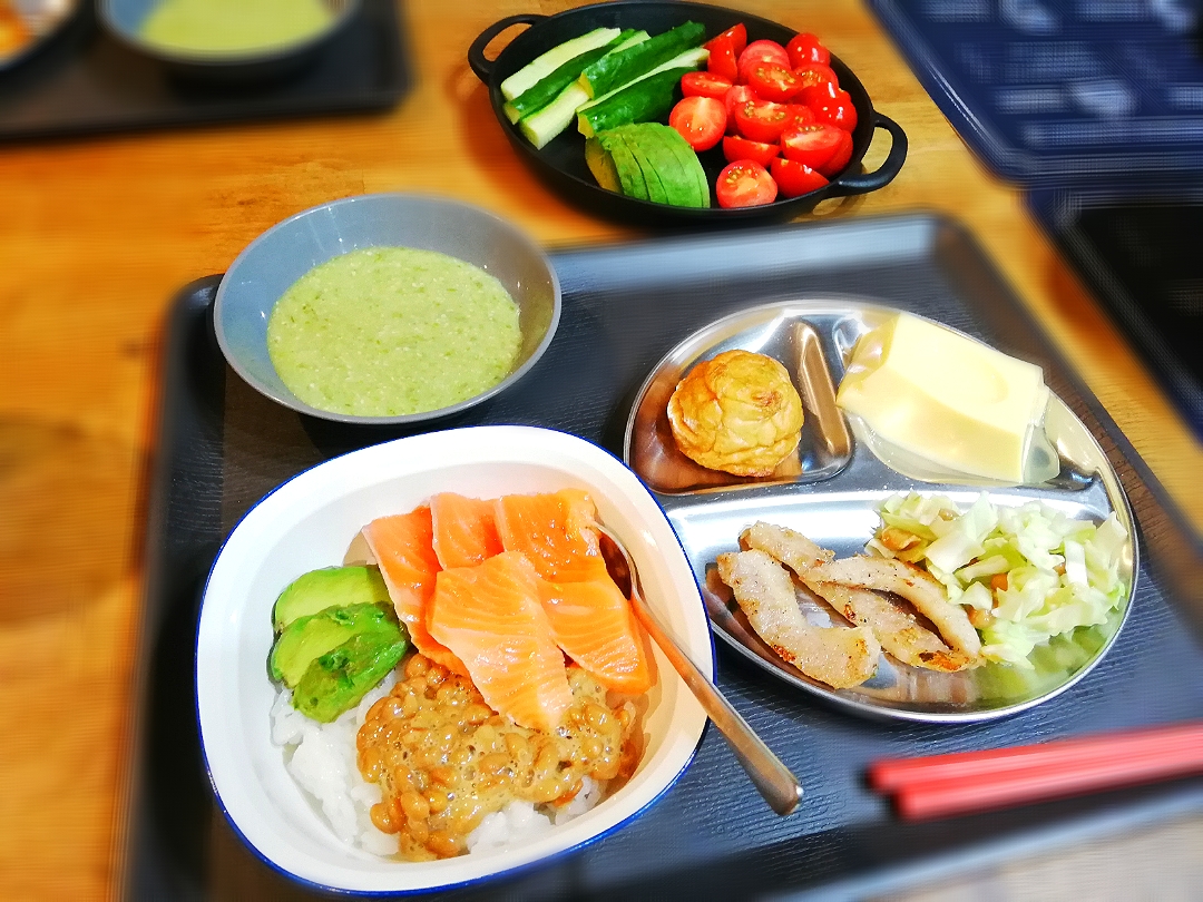 晩御飯、サーモン丼、おくらとろろ他