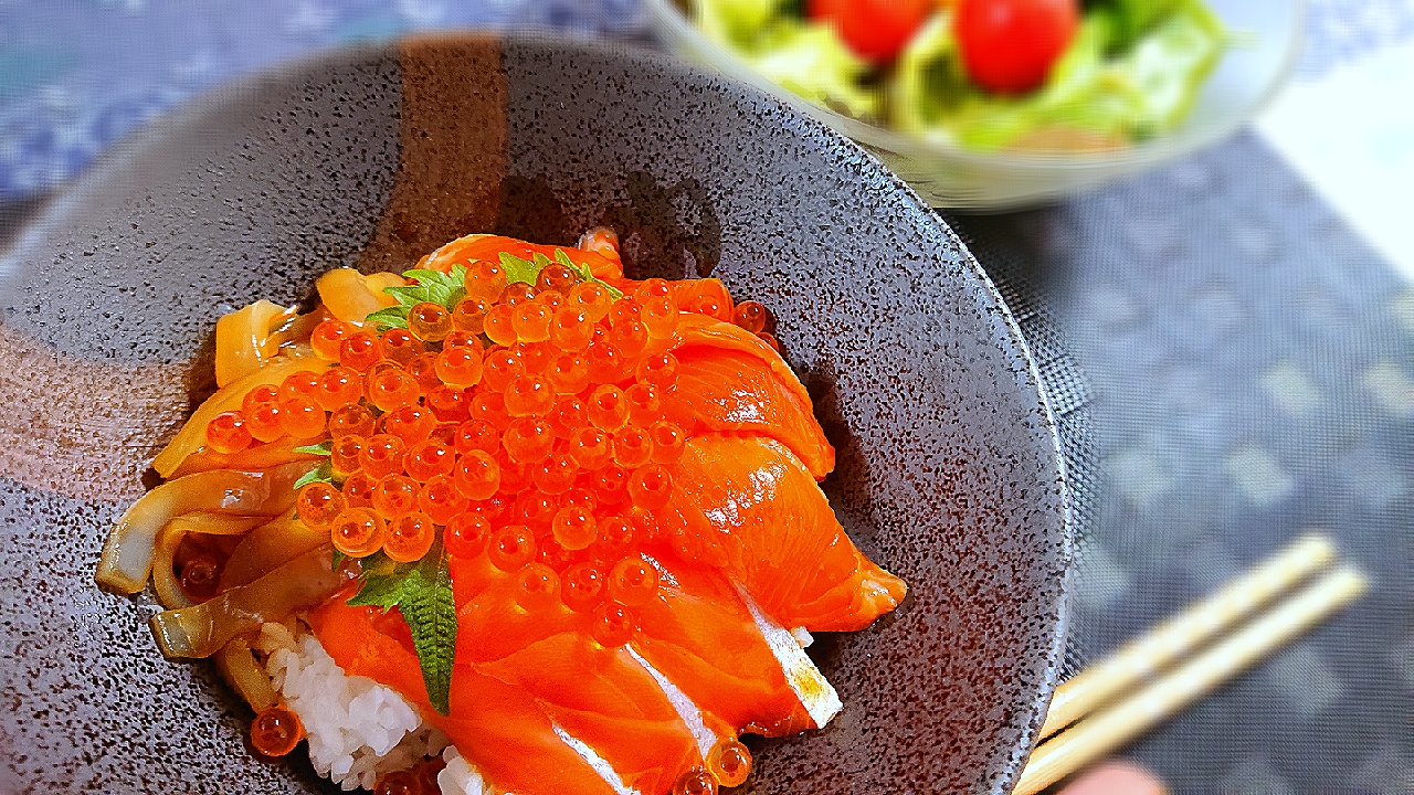 キラキラ光る海鮮丼