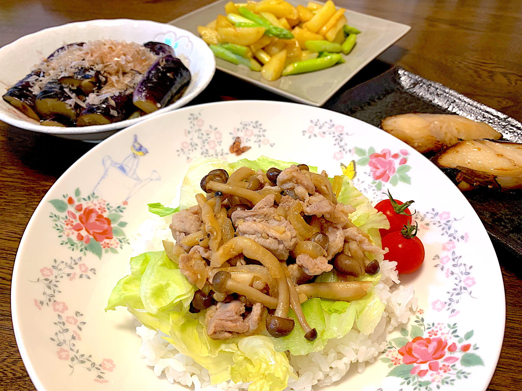 焼肉丼、ナスの焼き浸し、銀ダラのみりん干し、じゃがいもとアスパラの旨しお炒め