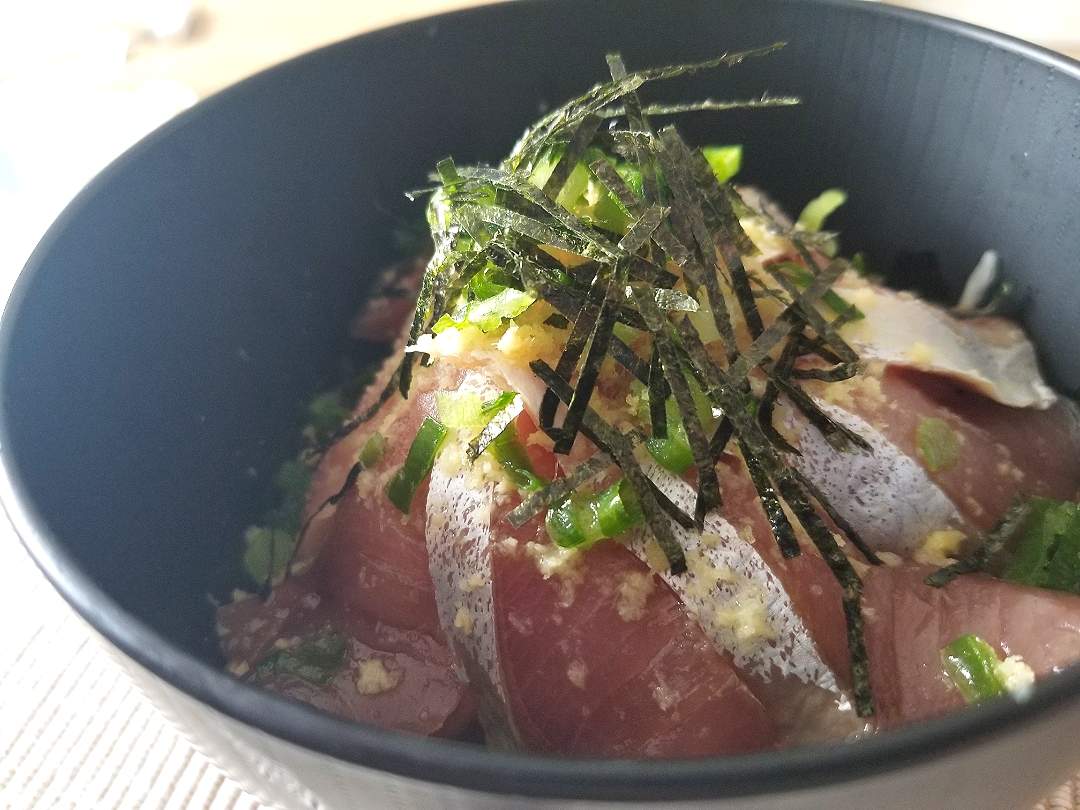 イナダ丼、今日は生姜多めで(^^)