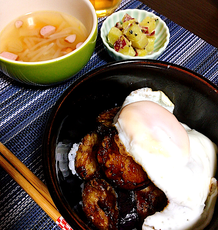 甘だれ茄子丼目玉焼き乗せ！　さつまいもサラダ　コンソメスープ