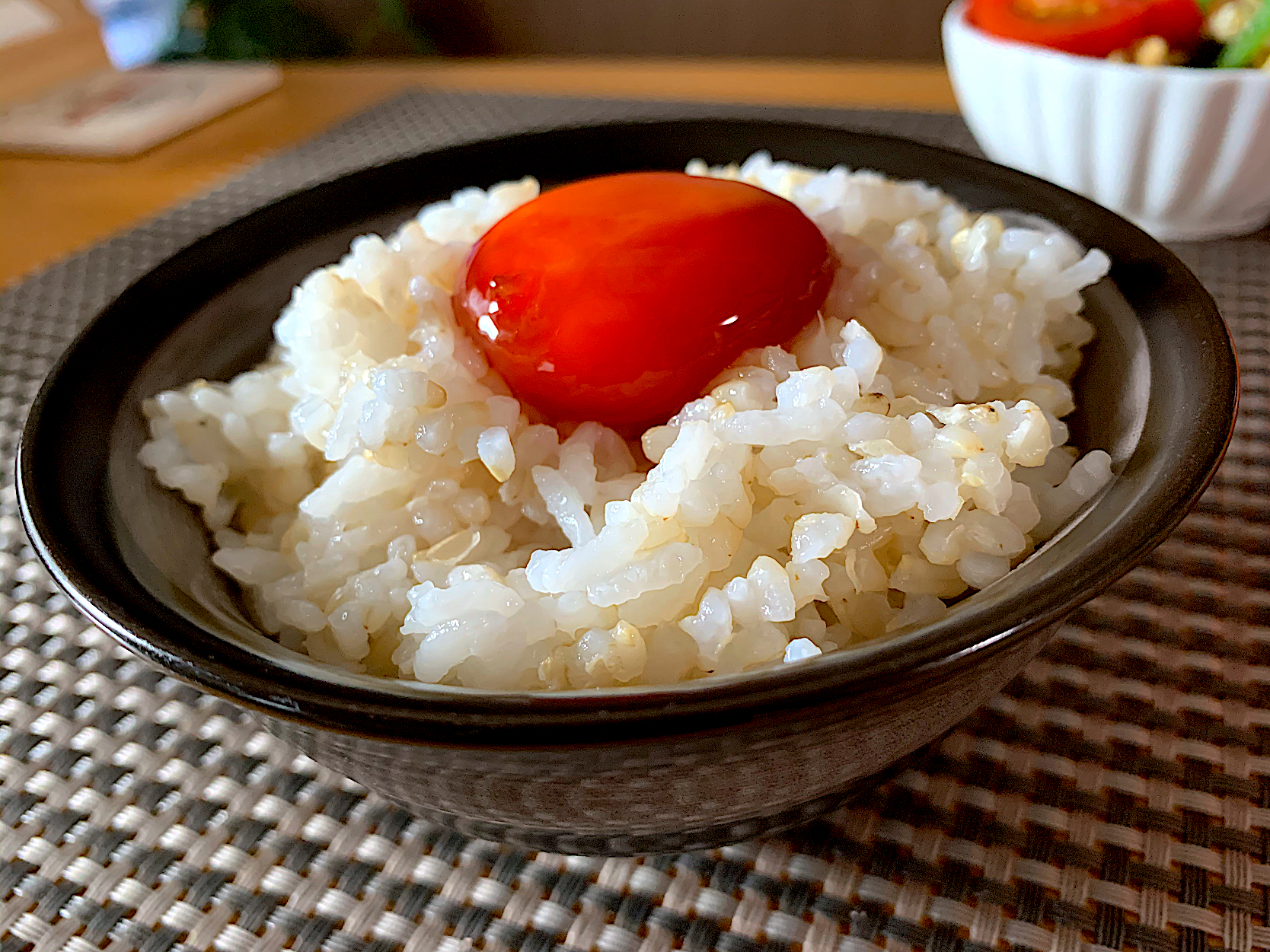 玄米入りご飯に、醤油漬け黄身をon