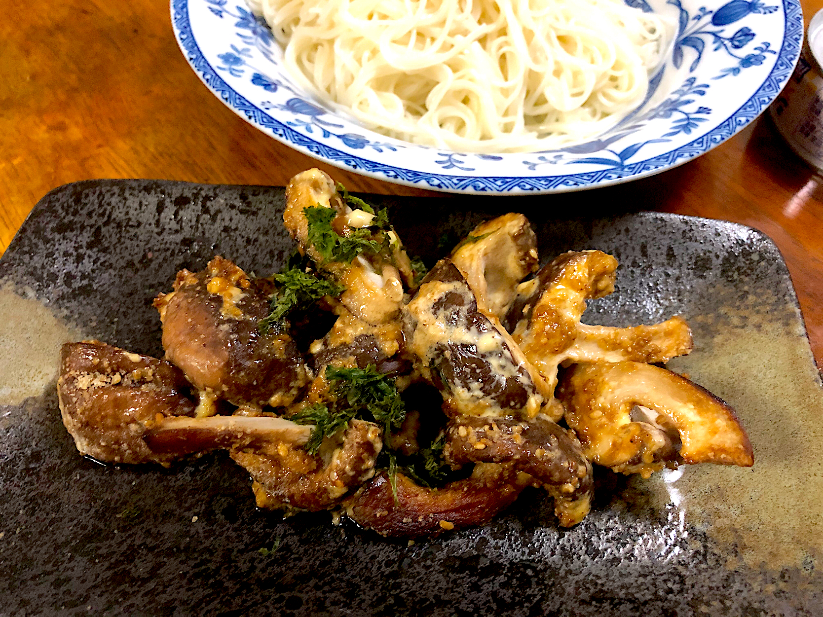 椎茸の胡麻マヨ醤油焼き　季節の終わりのお素麺と一緒に。