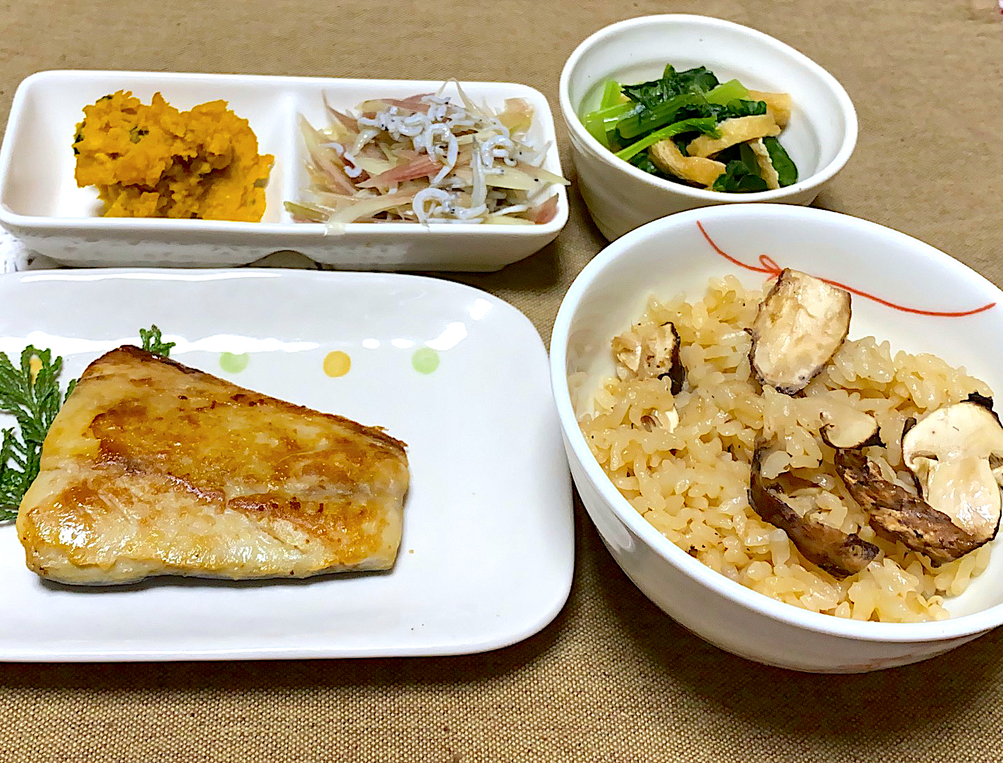 塩サバ🐟
かぼちゃ🎃サラダ
茗荷としらすの和え物
小松菜と油揚げの旨煮
松茸ご飯🍚