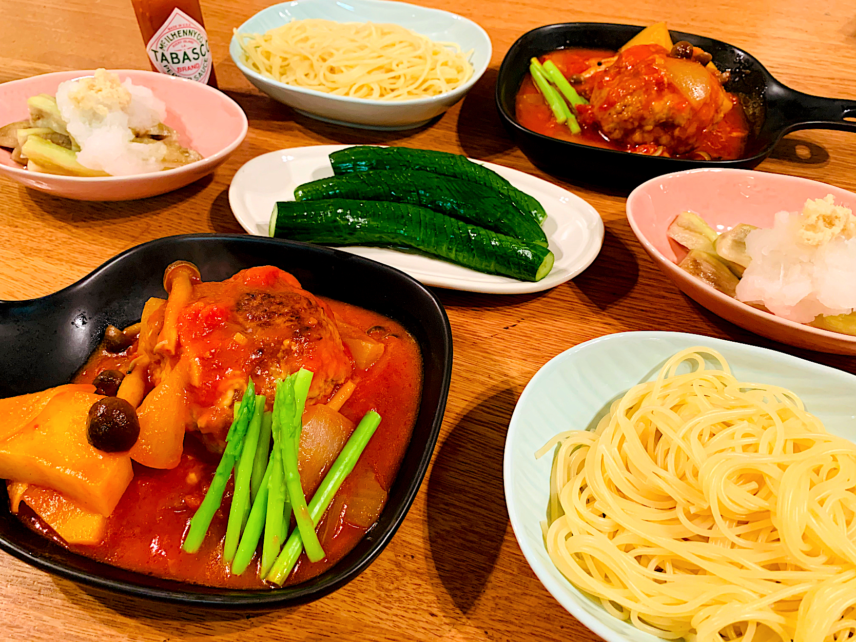 我が家の晩ごはん　ハンバーグを食べ終わったらパスタを入れて食べよう🍅