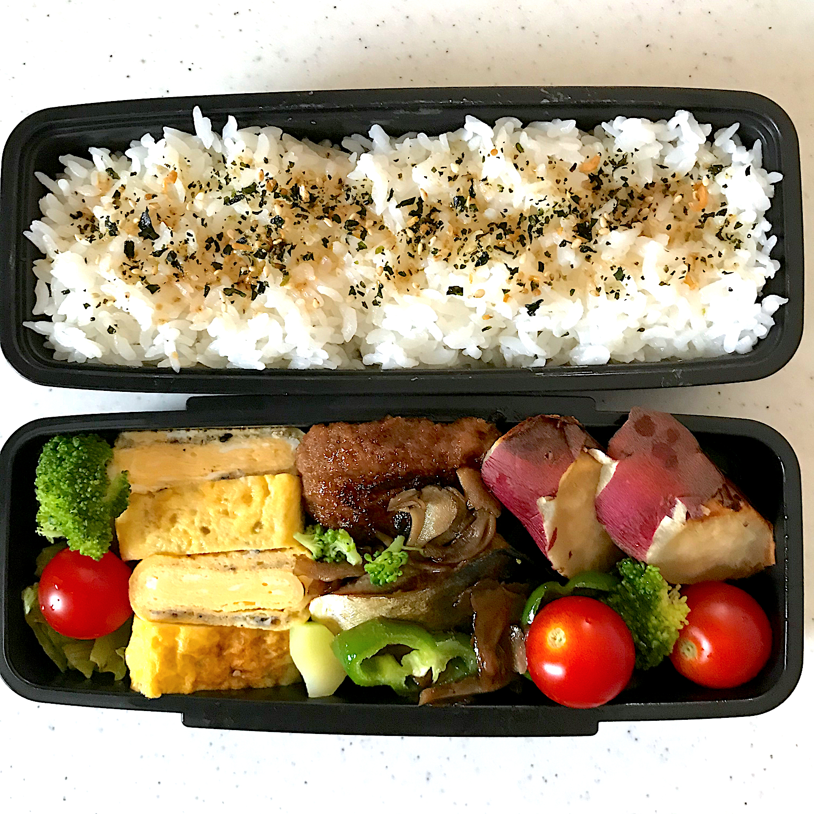 本日のダンナ様お弁当〜💕照り焼きハンバーグ、鯖照り焼き、舞茸ピーマン、玉子焼き、焼き芋のお弁当～😊