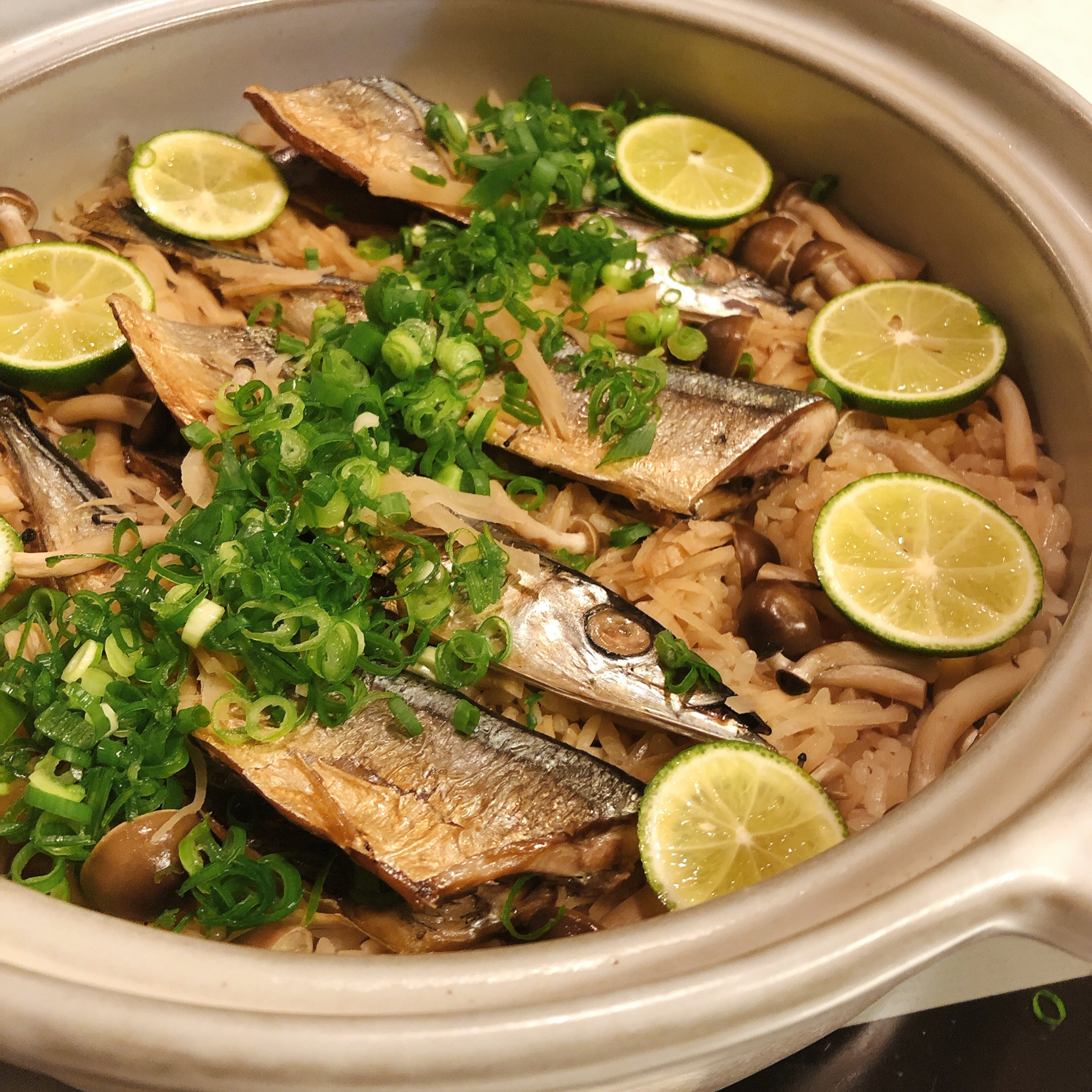 土鍋de秋刀魚ときのこ🍄炊き込みご飯