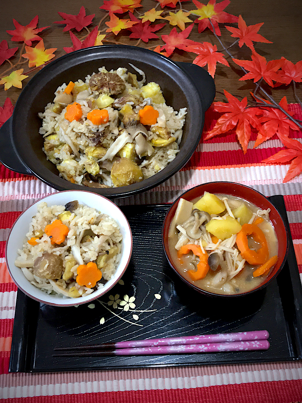 秋のたっぷりキノコ🍄味噌汁　　　　　秋のたっぷりキノコ炊き込みご飯