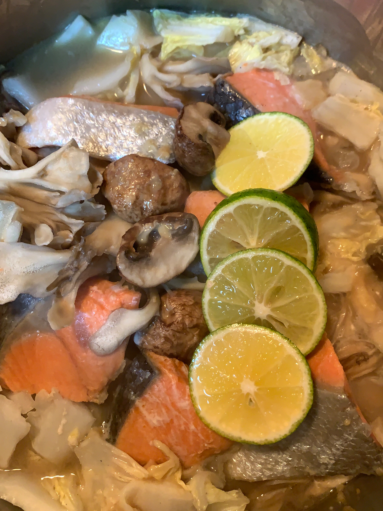 秋鮭とブラウンマッシュルームと舞茸と白菜と玉ねぎのチャンチャン焼き風🍁