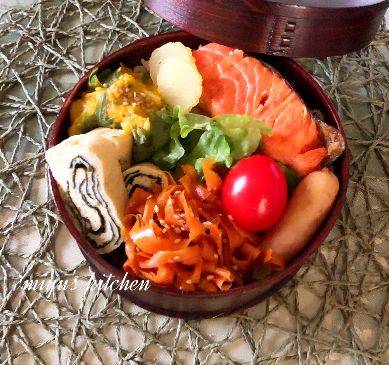 焼き鮭と人参のきんぴらのお弁当