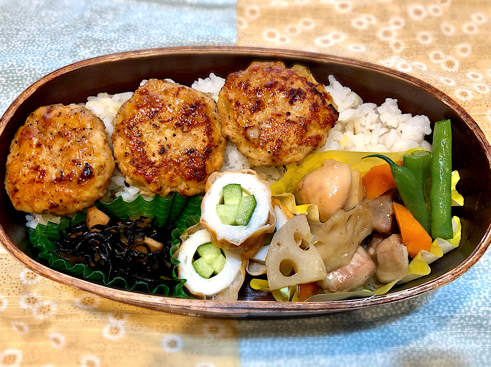 サラ弁　　　　　　　　　　　　　　　　　鶏つくね　鶏と蓮根の煮物　ひじき煮　竹輪キュウリ