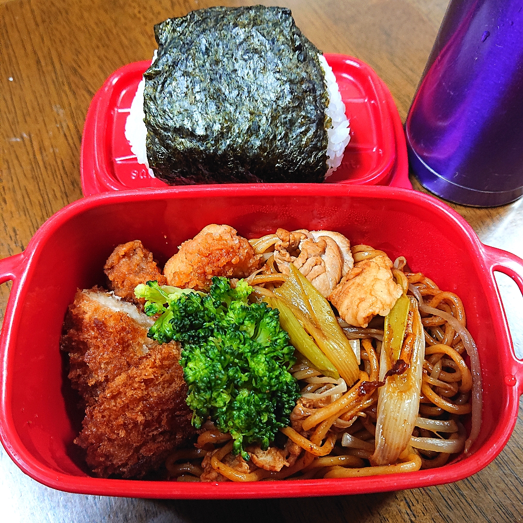 私弁当🍱
 焼きそば
  梅干しおにぎり😃