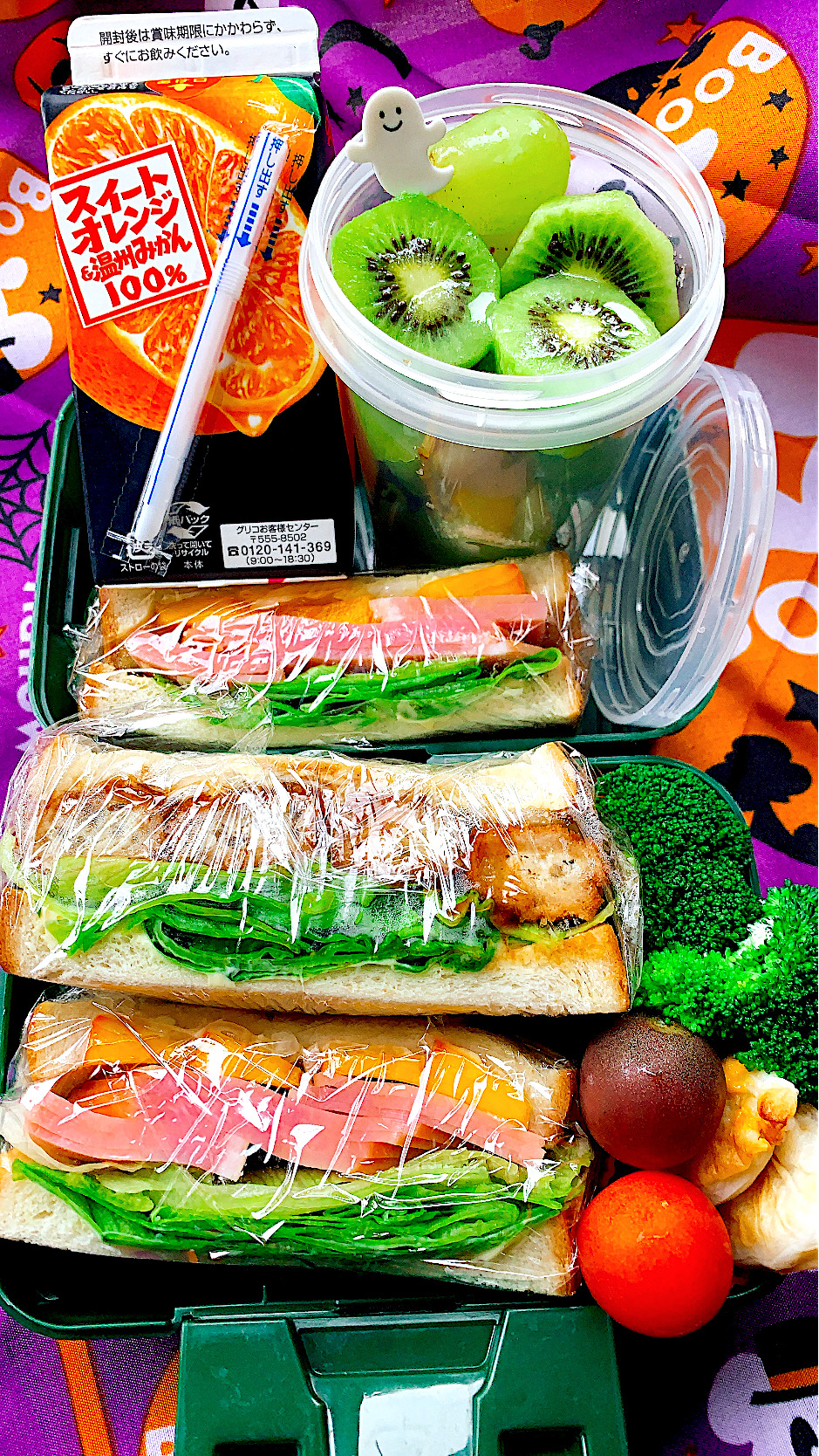 #お父さん弁当　#サンドイッチ弁当　#ハムサンド　#カツサンド　#デザートはシャインマスカットとキーウィ　#庭で採れたシリーズ　#yamasarakurakubento #snapdish