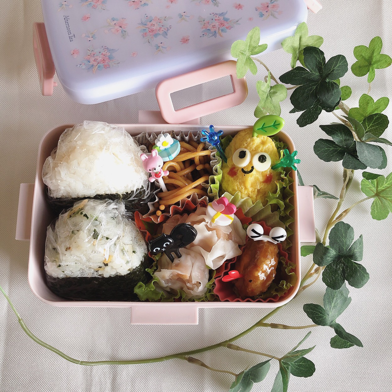 10/21❤︎娘のおにぎりお弁当🌱🍙
娘は昨日から第一中間テストなので自宅でのお弁当🍙🌱