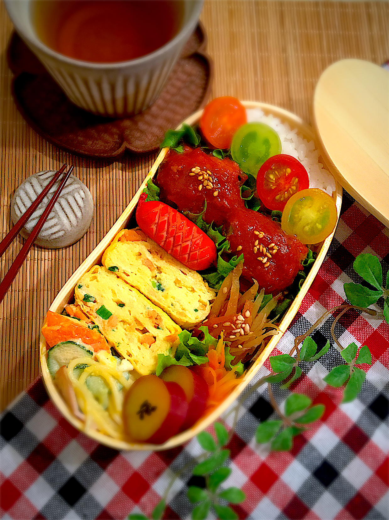 本日もお弁当(▰˘◡˘▰)全然わからへんけどピーマンの肉詰めトマト煮込み弁当〜ヽ(*´∀｀)