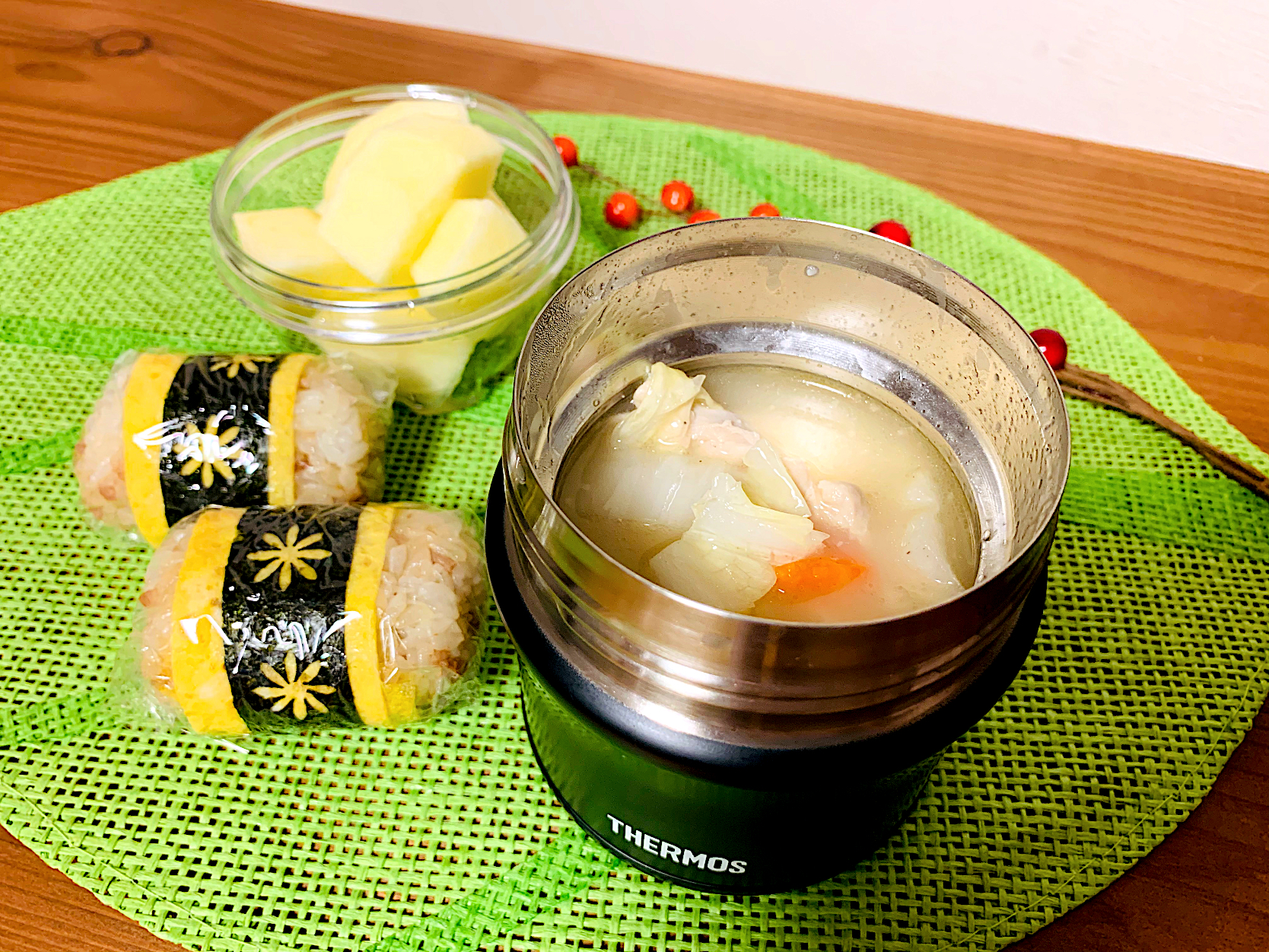 そぼろおにぎり＆鶏肉と白菜の鶏白湯スープ♨️スープ弁当は簡単でラクラク🎶良いです‼️