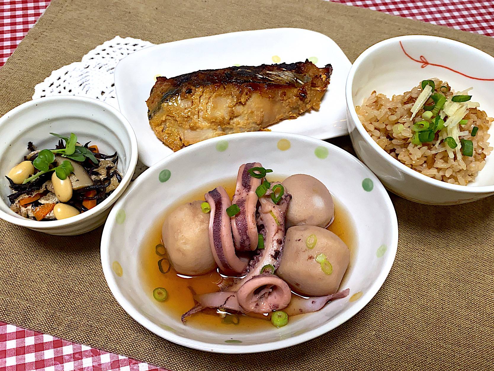 さわらの味噌焼き🐟
里芋とイカの煮物
ひじき煮
煮物出汁炊き込みご飯🍚