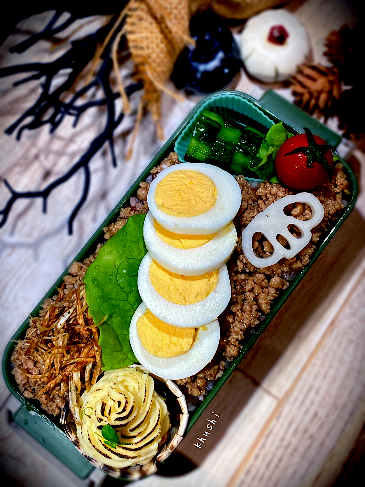 本日の小僧弁当🍱〜豚そぼろ🐽・牛蒡のガーリックソテー🧄・ミートローフマッシュポテト焼〜