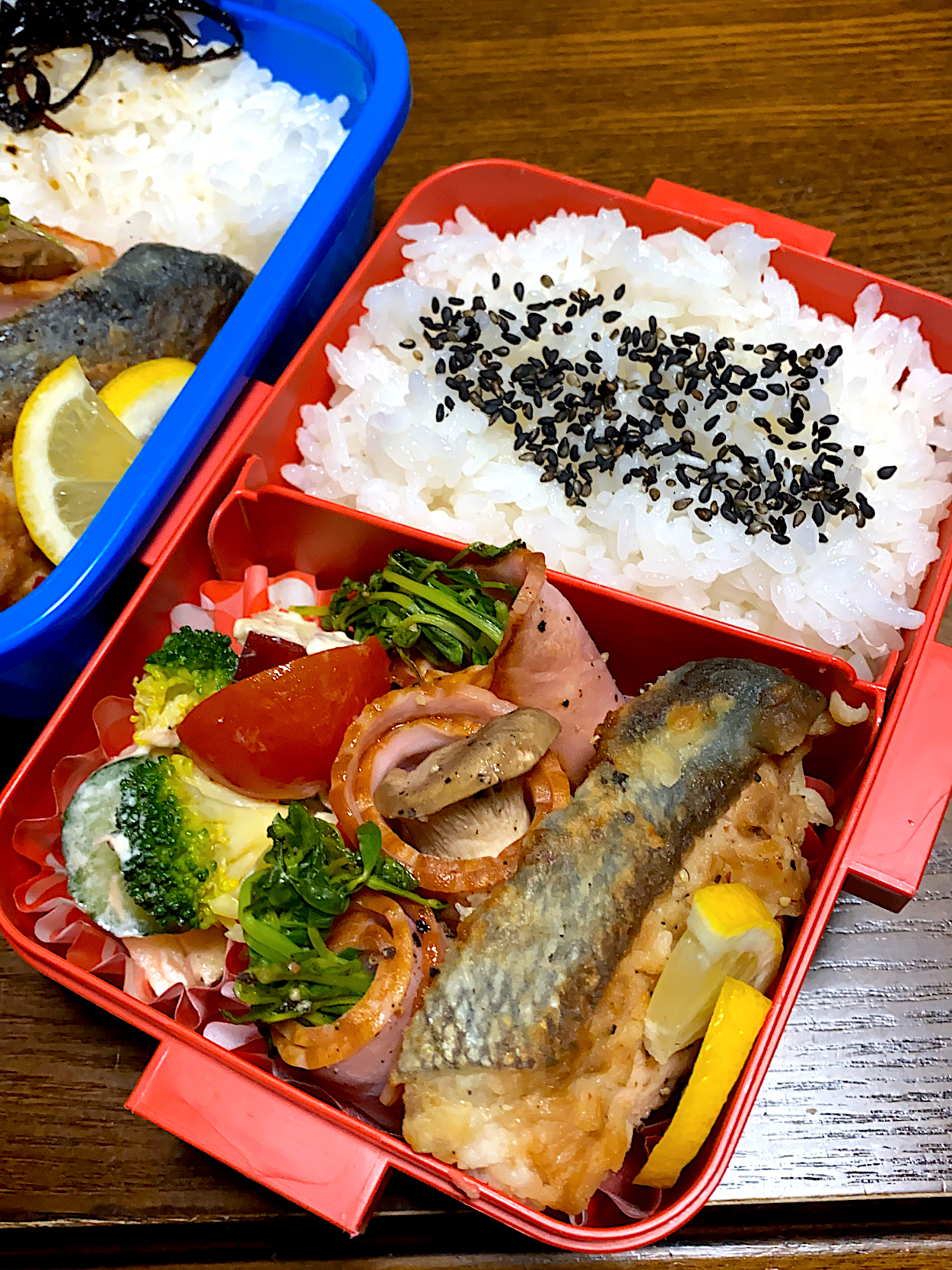 秋鮭のムニエルとりんごサラダ弁当