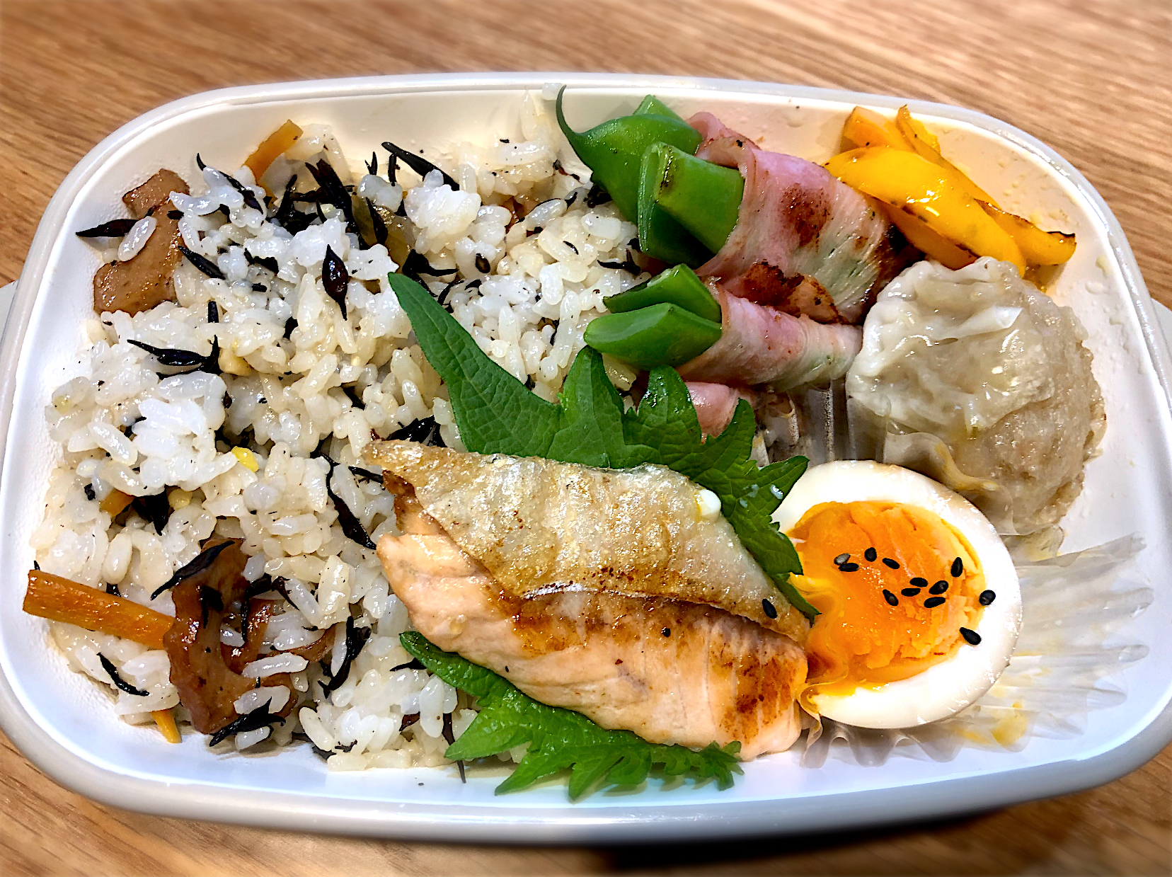 サラ弁　　　　　　　　　　　　　　　　　ひじきご飯　味付け卵　サヤインゲンのベーコン巻きソテー　焼き鮭